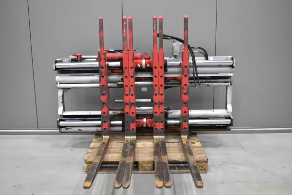 P996 P996 - Triple pallet handler with side-shift